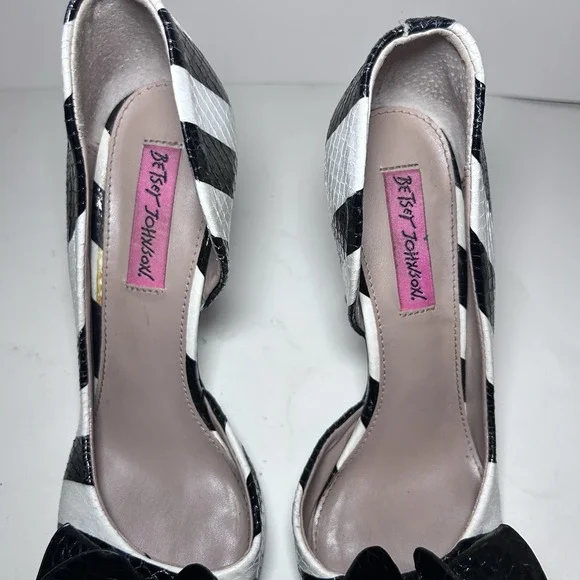 Betsey Johnson Princess Pump 7.5 d'Orsey Style Stiletto Black And White Stripe - Picture 9 of 9